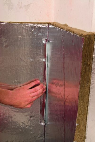 приклеивание алюминиевой ленты, при установлении термоизоляции у камина.