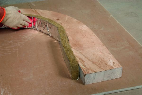 крепление минеральной ваты к деревянному элементу камина.