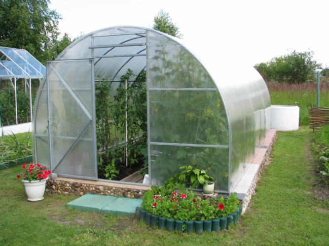 Теплиці садові з полікарбонату — властивості, застосування