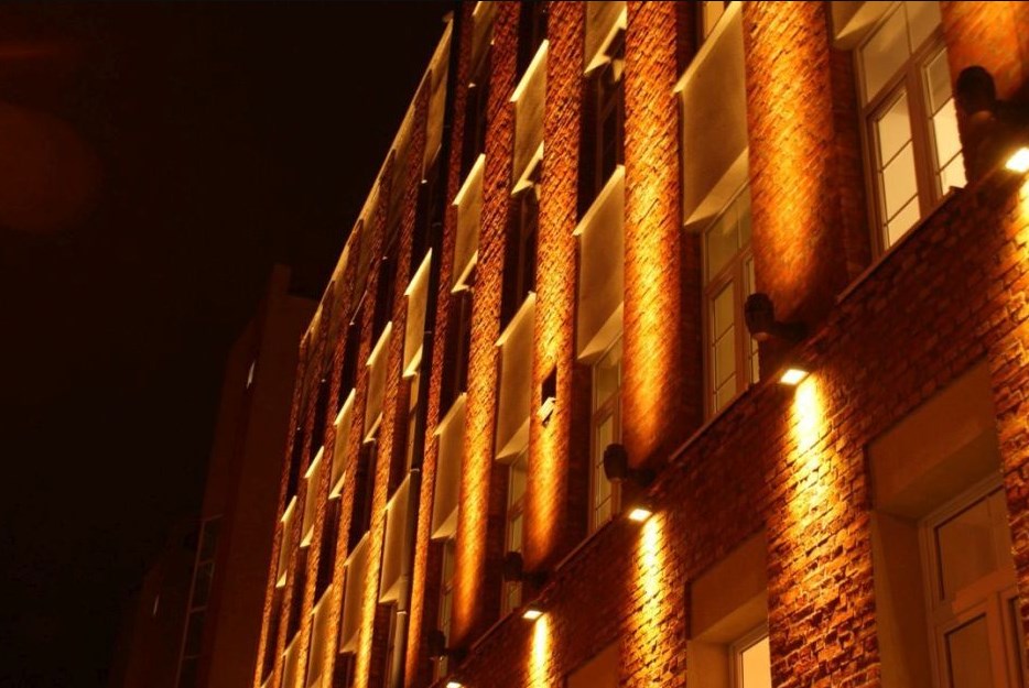 Как использовать освещение фасадов зданий