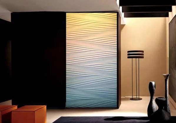 Шкаф украшенный гипсовыми панелями стал оригинальным и стильным элементом интерьера.