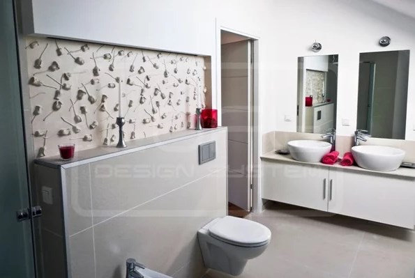 Все помещение приобрело исключительный характер благодаря размещению декоративных панелей 3D на стене в ванной нише.