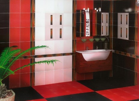 Красная плитка в ванной комнате. Фото