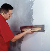 Як вирівнювати стіни під шпалери? (цікаве відео)