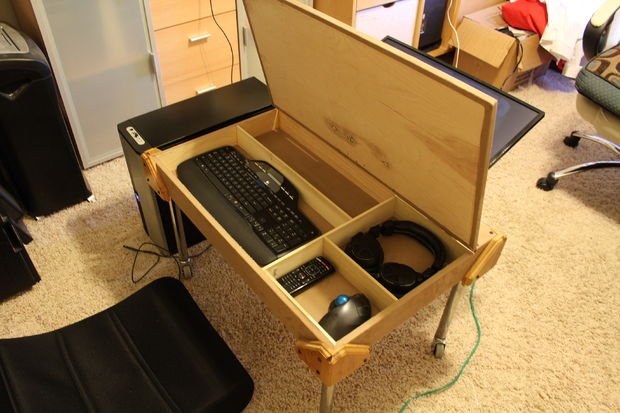 Маленький ігровий комп'ютерний стіл