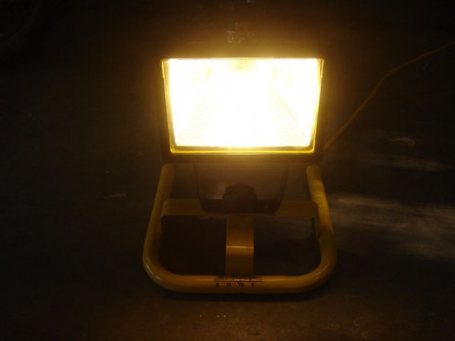 Як зробити флуоресцентну лампу з галогенною
