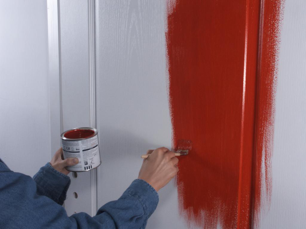 Как правильно и красиво покрасить деревянную дверь в домашних условиях.