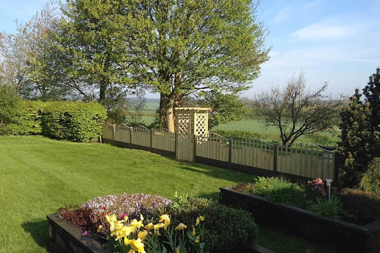 Сад огражденный деревянным забором- фото