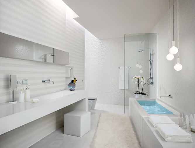 ванна кімната з білими меблями