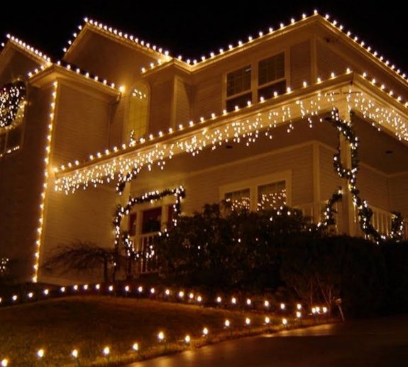 светодиодная бахрома - подсветка дома на новый год фото