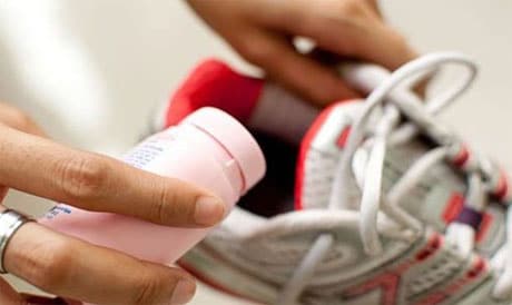 Как удалить запах из обуви и избежать ненужного смущения