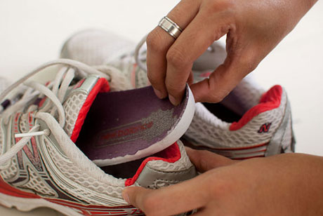 Как удалить запах из обуви и избежать ненужного смущения
