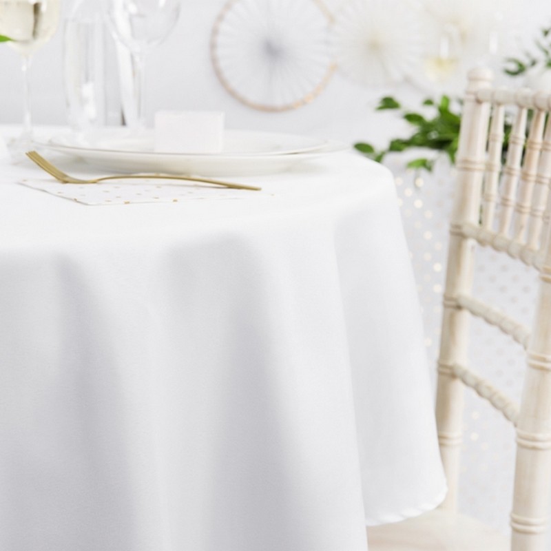 Белая грязеотталкивающая скатерть — классический аксессуар для ресторанов и отелей.