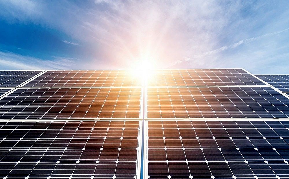 Як стати енергонезалежним і заробляти на сонячній енергетиці: сонячні електростанції для часного будинку