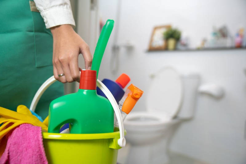 Как сделать ванную комнату чистой и блестящей с помощью моющих средств